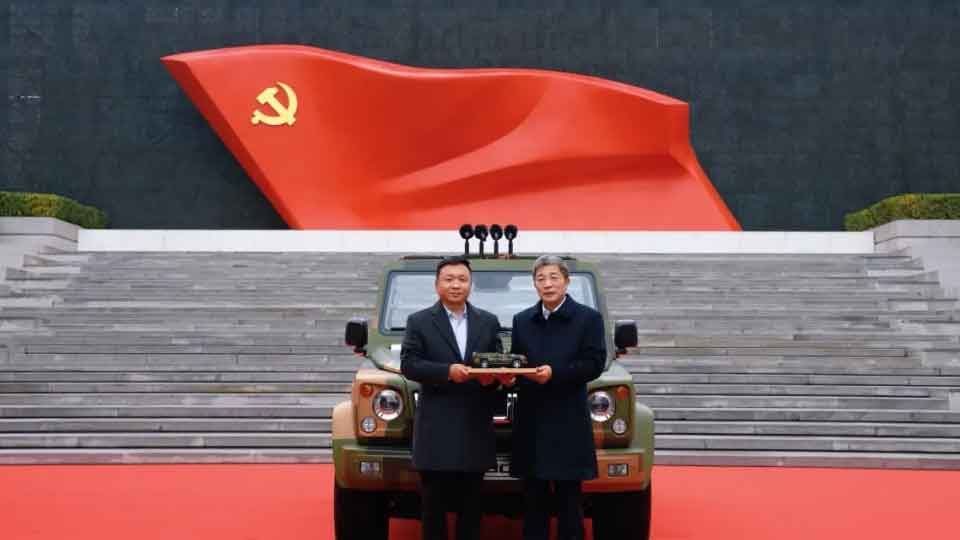 北汽集團向中國共産黨歷史展覽館捐贈BJ80C閱兵車咊享界S9T